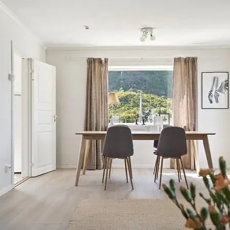 Valen House, *