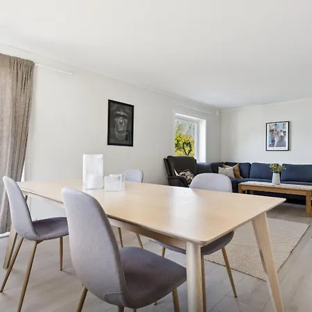 Valen House, * Reine