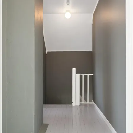 Valen House, * Reine