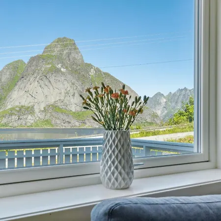 Valen House, * Reine