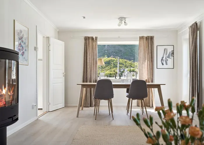 Valen House, *